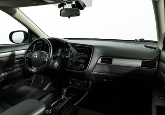 Подержанный автомобиль Mitsubishi Outlander 2017 года (9 фото)