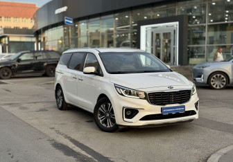 Подержанный автомобиль Kia Carnival 2020 года (3 фото)