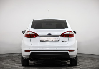 Подержанный автомобиль Ford Fiesta Sedan 2015 года (6 фото)