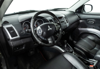 Подержанный автомобиль Mitsubishi Outlander 2012 года (11 фото)