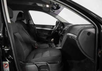 Подержанный автомобиль Skoda Octavia Liftback 2012 года (19 фото)