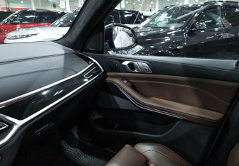 Подержанный автомобиль BMW X7 2020 года (30 фото)