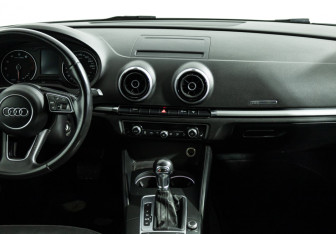 Подержанный автомобиль Audi A3 Hatchback 2016 года (14 фото)