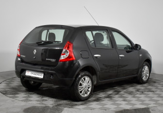 Подержанный автомобиль Renault Sandero 2014 года (5 фото)