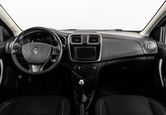 Подержанный автомобиль Renault Sandero 2015 года (10 фото)