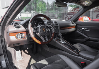 Подержанный автомобиль Porsche Cayman 2018 года (15 фото)