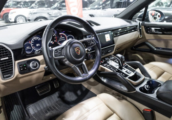 Подержанный автомобиль Porsche Cayenne 2018 года (20 фото)