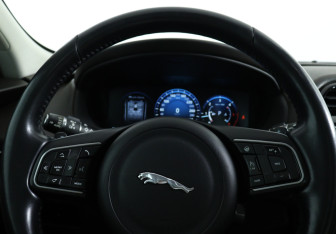 Подержанный автомобиль Jaguar F-Pace 2016 года (19 фото)