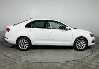 Подержанный автомобиль Skoda Rapid Liftback 2021 года (4 фото)