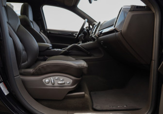 Подержанный автомобиль Porsche Cayenne 2015 года (29 фото)