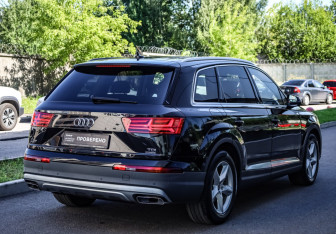 Подержанный автомобиль Audi Q7 2015 года (5 фото)