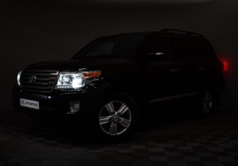 Подержанный автомобиль Toyota Land Cruiser Suv 2012 года (2 фото)