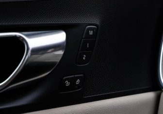 Подержанный автомобиль Volvo XC60 2021 года (21 фото)