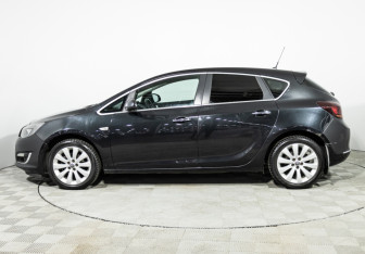 Подержанный автомобиль Opel Astra Hatchback 2013 года (11 фото)