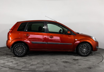 Подержанный автомобиль Ford Fiesta Hatchback 2007 года (4 фото)