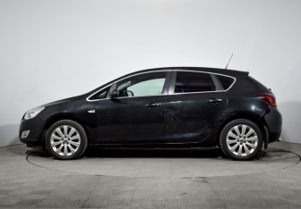 Подержанный автомобиль Opel Astra Hatchback 2011 года (8 фото)