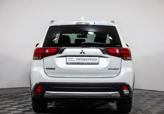 Подержанный автомобиль Mitsubishi Outlander 2018 года (6 фото)