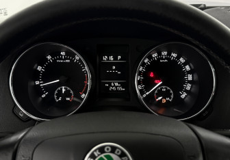 Подержанный автомобиль Skoda Yeti 2012 года (17 фото)