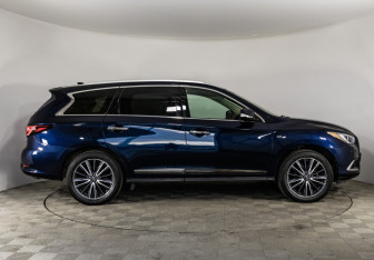 Подержанный автомобиль Infiniti QX60 2018 года (4 фото)
