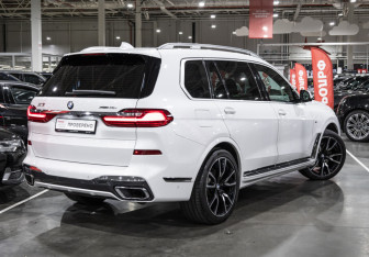 Подержанный автомобиль BMW X7 2021 года (8 фото)