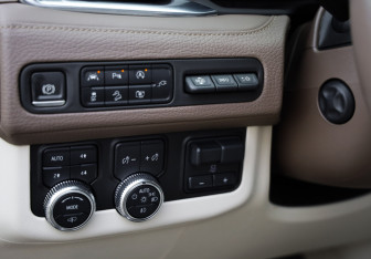 Подержанный автомобиль GMC Yukon 2022 года (21 фото)