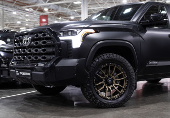 Подержанный автомобиль Toyota Tundra 2022 года (2 фото)