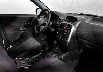 Подержанный автомобиль Mitsubishi Carisma Sedan 2003 года (13 фото)