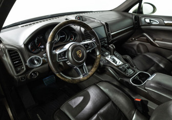 Подержанный автомобиль Porsche Cayenne 2016 года (11 фото)