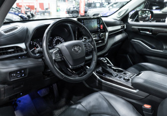 Подержанный автомобиль Toyota Highlander 2021 года (16 фото)