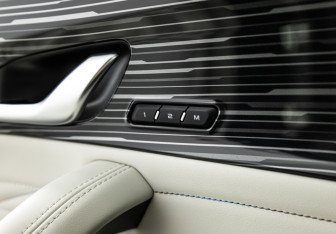 Подержанный автомобиль Geely Monjaro 2023 года (17 фото)