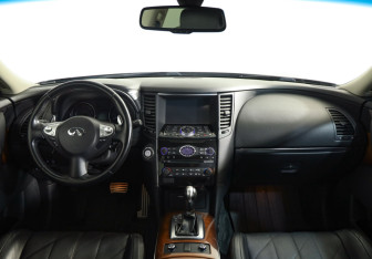 Подержанный автомобиль Infiniti QX70 2016 года (9 фото)