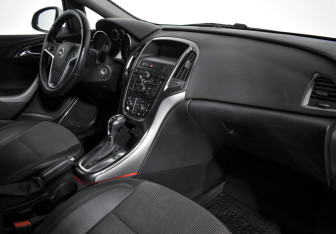 Подержанный автомобиль Opel Astra Hatchback 2011 года (14 фото)