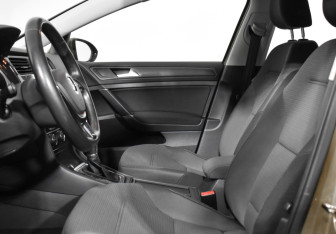 Подержанный автомобиль Volkswagen Golf Hatchback 2018 года (10 фото)