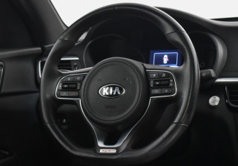 Подержанный автомобиль Kia Optima Sedan 2017 года (14 фото)