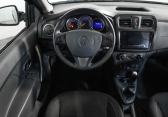 Подержанный автомобиль Renault Sandero 2017 года (10 фото)