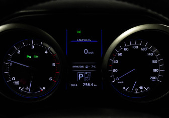 Подержанный автомобиль Toyota Land Cruiser Prado 2016 года (32 фото)