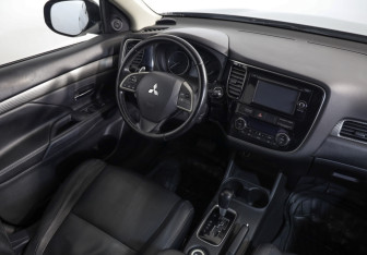 Подержанный автомобиль Mitsubishi Outlander 2012 года (8 фото)
