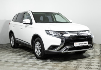 Подержанный автомобиль Mitsubishi Outlander 2019 года (3 фото)