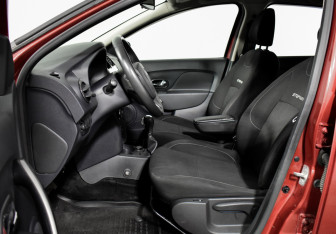 Подержанный автомобиль Renault Sandero 2016 года (10 фото)