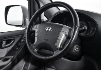 Подержанный автомобиль Hyundai Grand Starex 2010 года (17 фото)