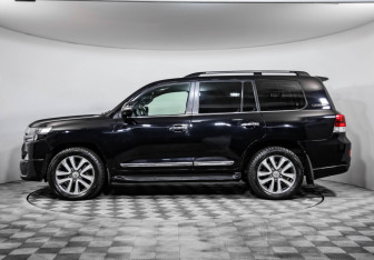Подержанный автомобиль Toyota Land Cruiser Suv 2017 года (4 фото)