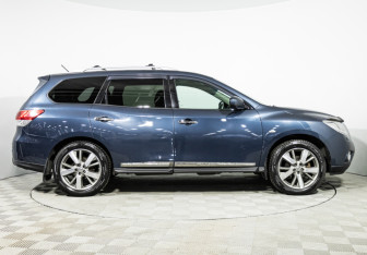 Подержанный автомобиль Nissan Pathfinder 2014 года (4 фото)