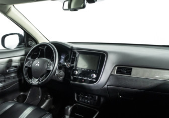 Подержанный автомобиль Mitsubishi Outlander 2020 года (9 фото)