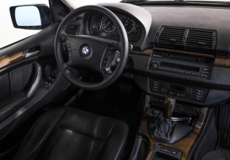 Подержанный автомобиль BMW X5 2005 года (8 фото)