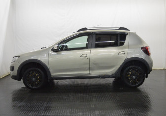 Подержанный автомобиль Renault Sandero 2015 года (8 фото)