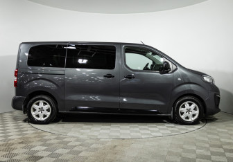 Подержанный автомобиль Peugeot Traveller 2020 года (4 фото)