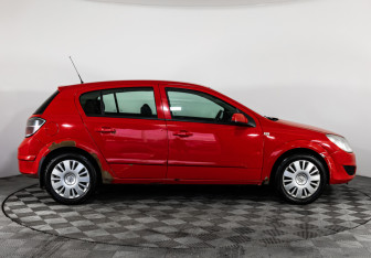 Подержанный автомобиль Opel Astra Hatchback 2008 года (4 фото)