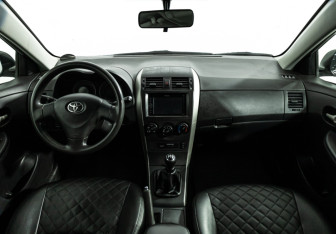 Подержанный автомобиль Toyota Corolla Sedan 2007 года (13 фото)