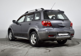 Подержанный автомобиль Mitsubishi Outlander 2006 года (7 фото)
