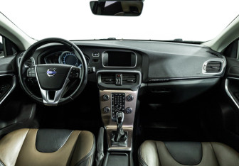 Подержанный автомобиль Volvo V40 Cross Country 2014 года (13 фото)